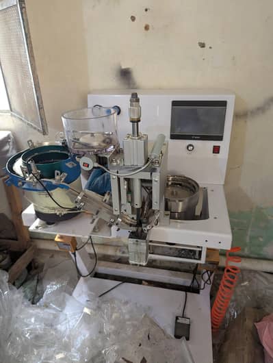 stud button and pearl attaching automatic machine new
