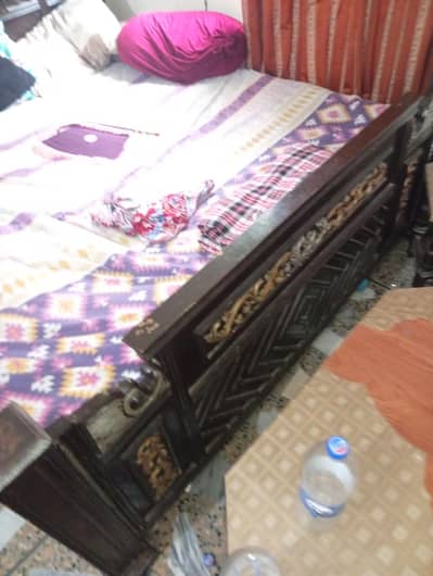 ایک عدد بیک اور سائیڈ ٹیبل کن سائز میں فارم کا گدھا بھی