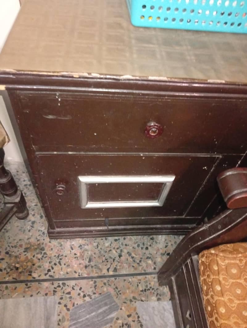 ایک عدد بیک اور سائیڈ ٹیبل کن سائز میں فارم کا گدھا بھی 4