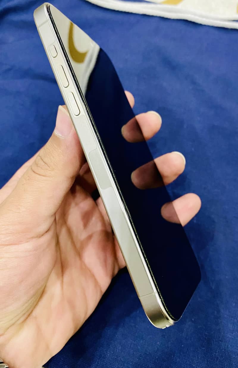 Apple iPhone 15 Pro Max 2