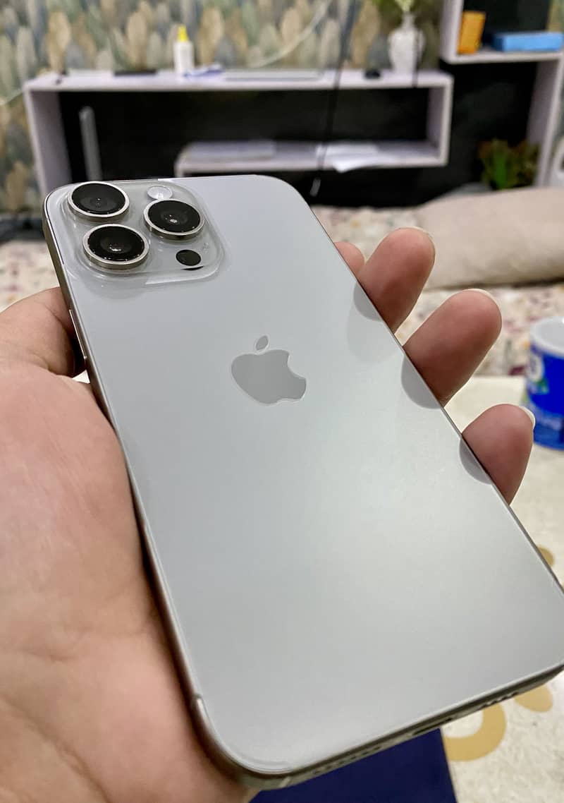 Apple iPhone 15 Pro Max 4