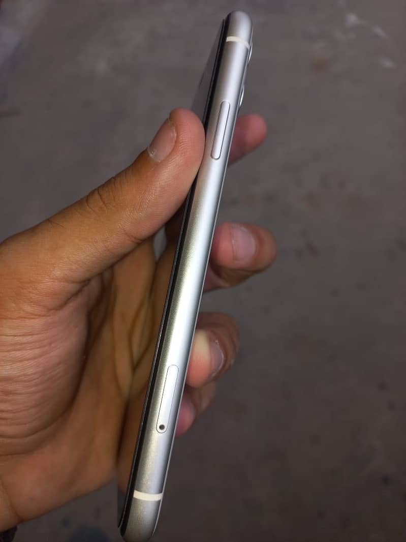 Apple iPhone 11 4