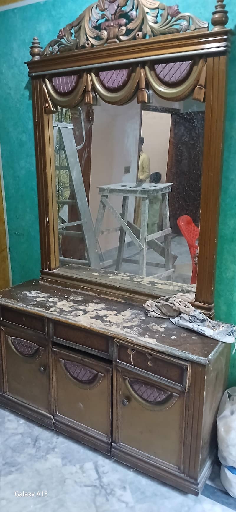 فرنیچر بیڈ ڈریسنگ  سایڈ ٹیبل برتن والی الماری موجود ہیں 2