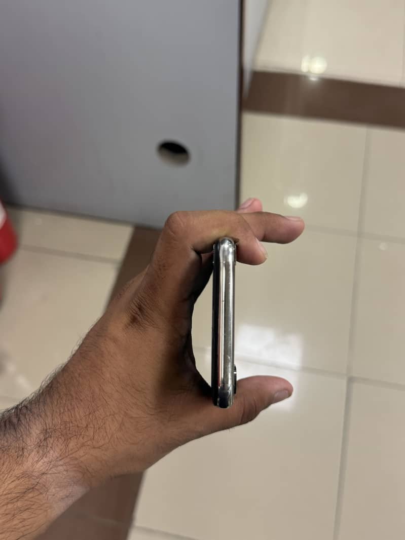 Apple iPhone X 4