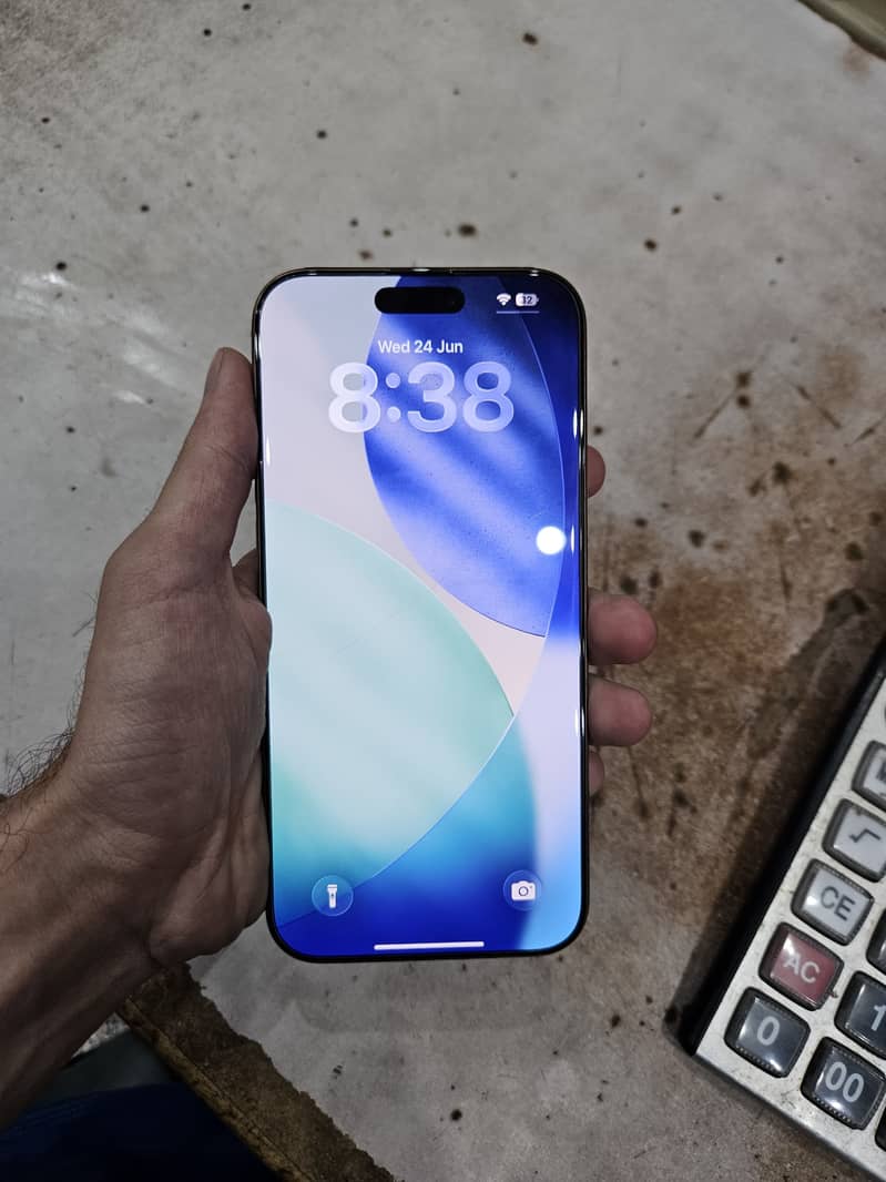 iPhone 16 Pro Max 1