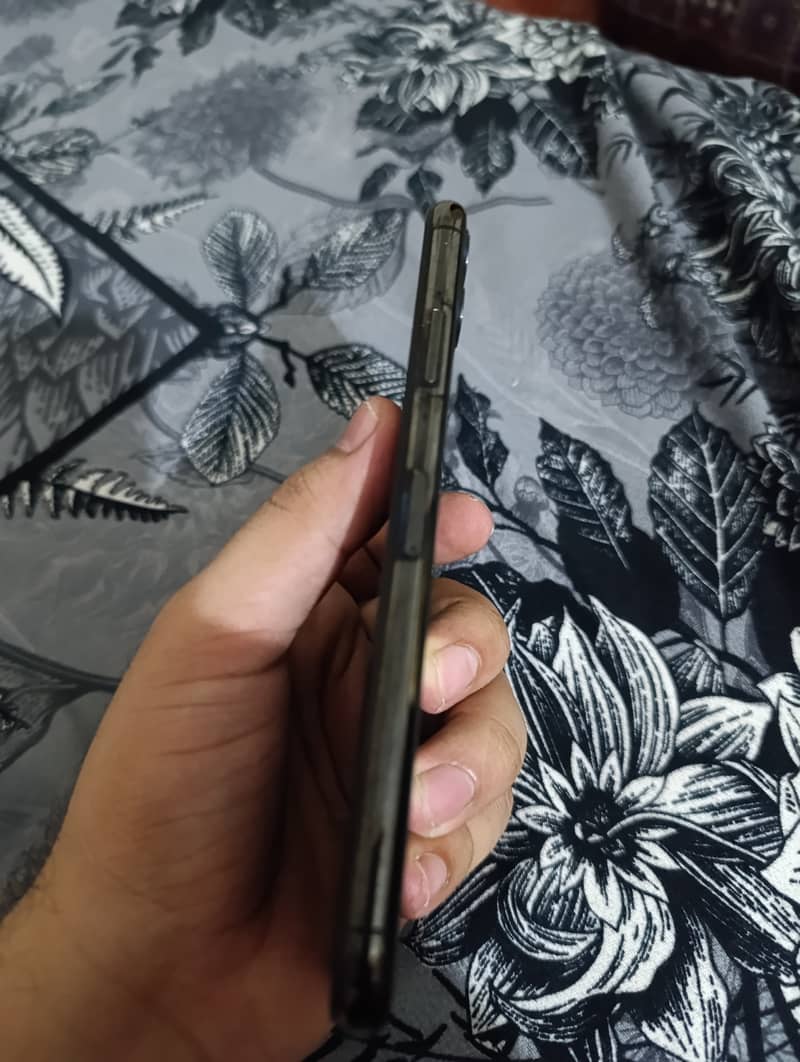 Apple iPhone 11 Pro Max 2