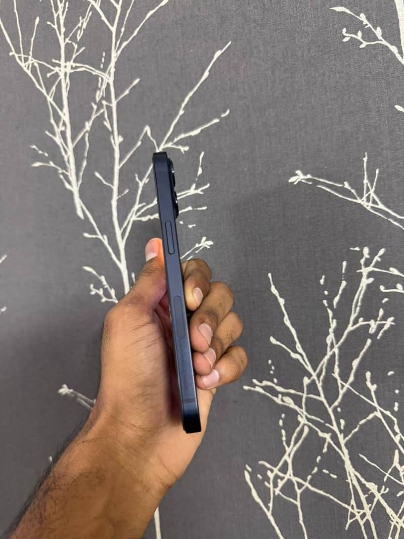 Apple iPhone 13 5
