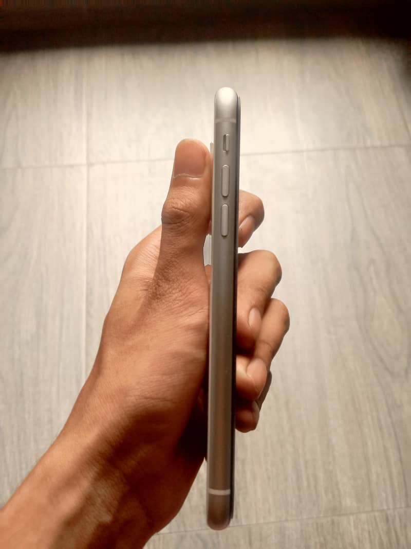 Apple iPhone 11 4