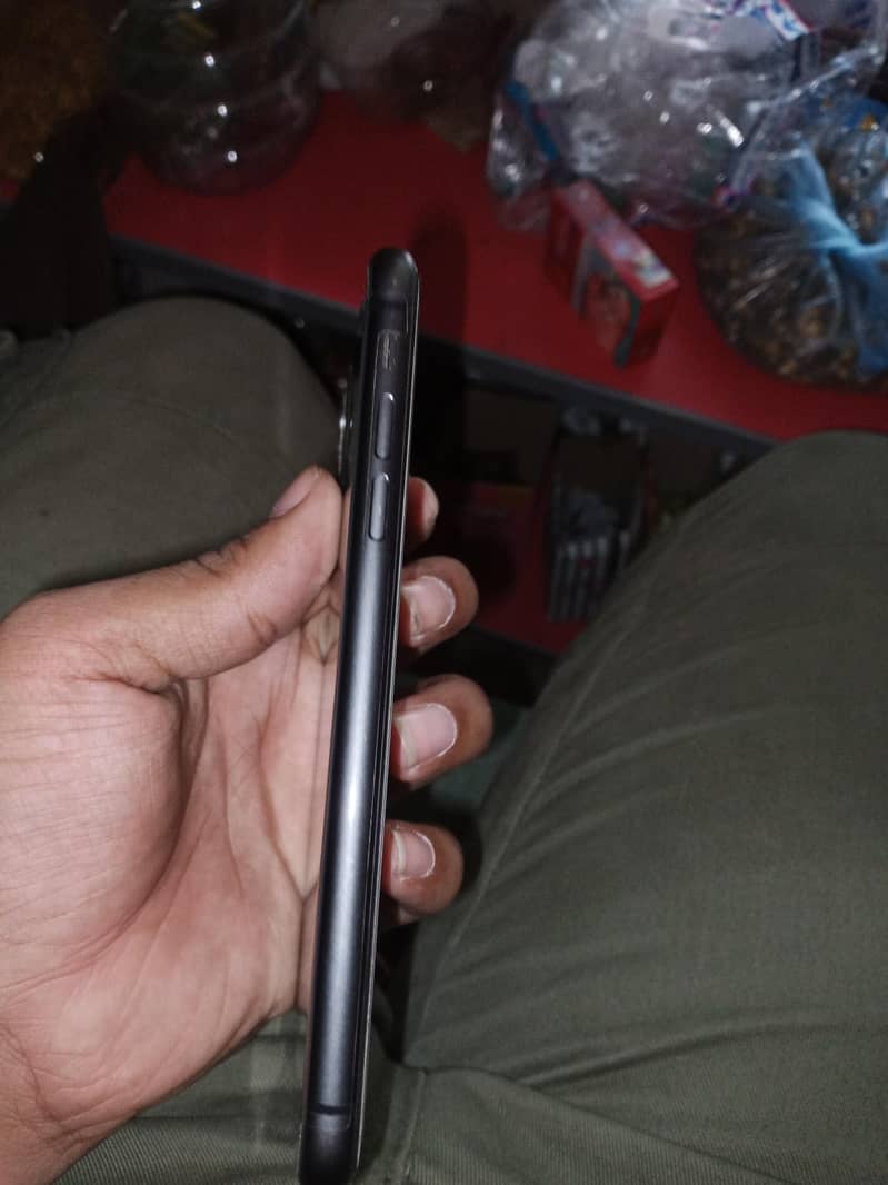Apple iPhone 11 4