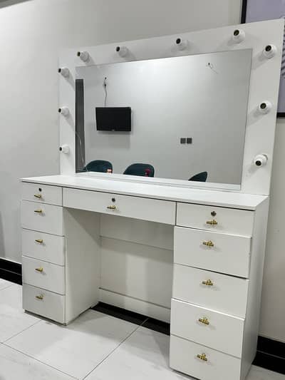 Makeup vanity dressers