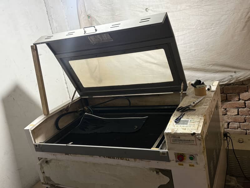 Laser cutting machine 0