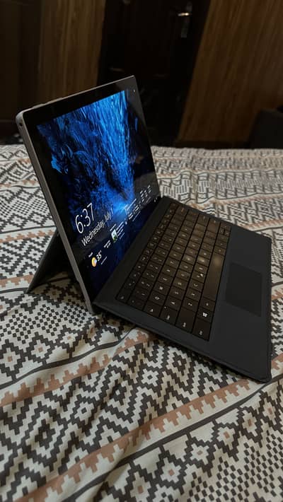 Microsoft Surface pro 5| Core i5| 8Gb 256GB| 128MB Graphics
