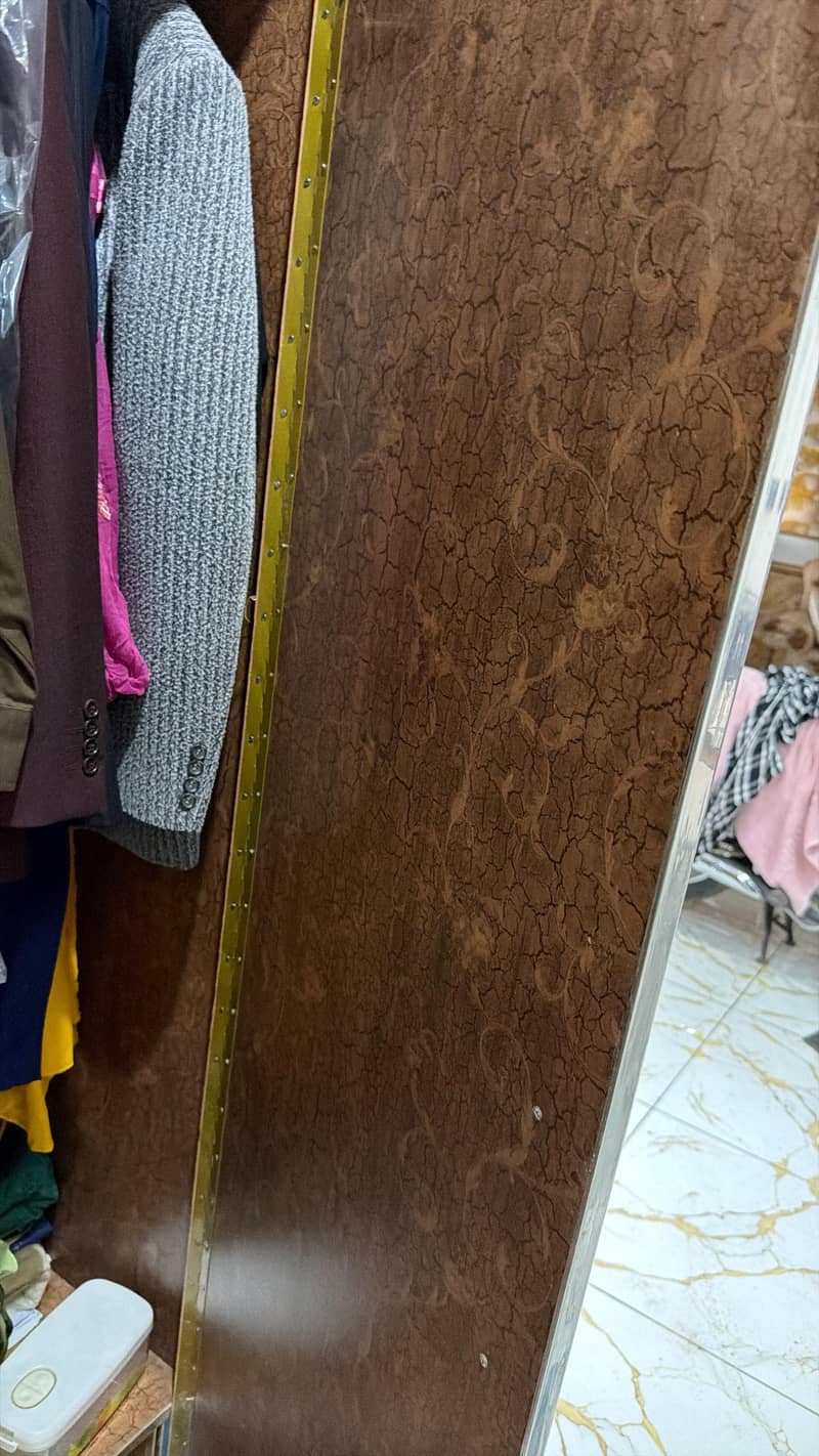 ایک عدد کپڑوں کی الماری اندر لاکر موجود 1