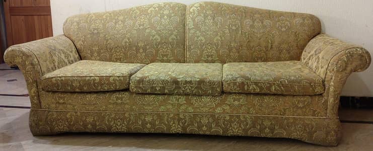 Beautiful sofa set.