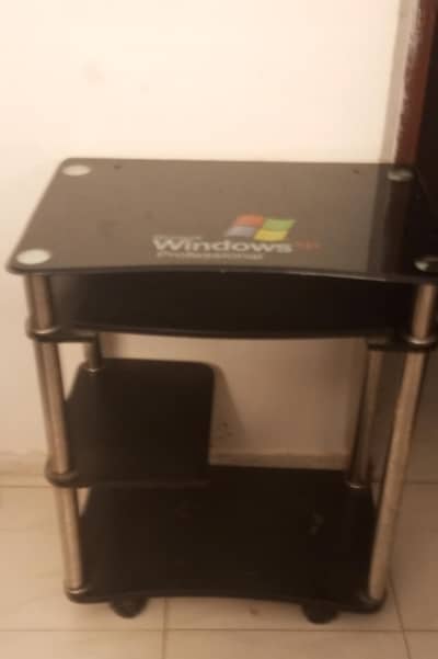 Computer Table / Computer Desk with Wheels – Excellent Condition