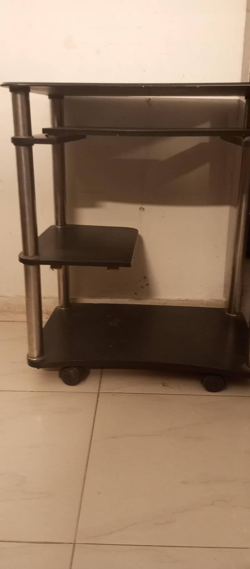 Computer Table / Computer Desk with Wheels – Excellent Condition 1