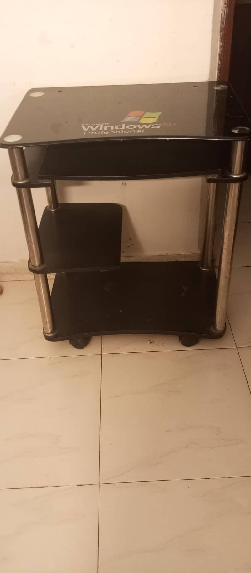 Computer Table / Computer Desk with Wheels – Excellent Condition 2