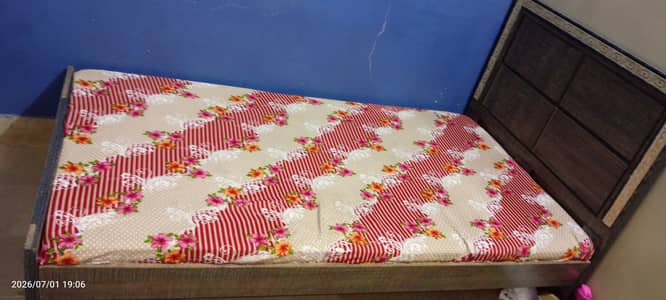 Good condition me hai mattress k Sath hai