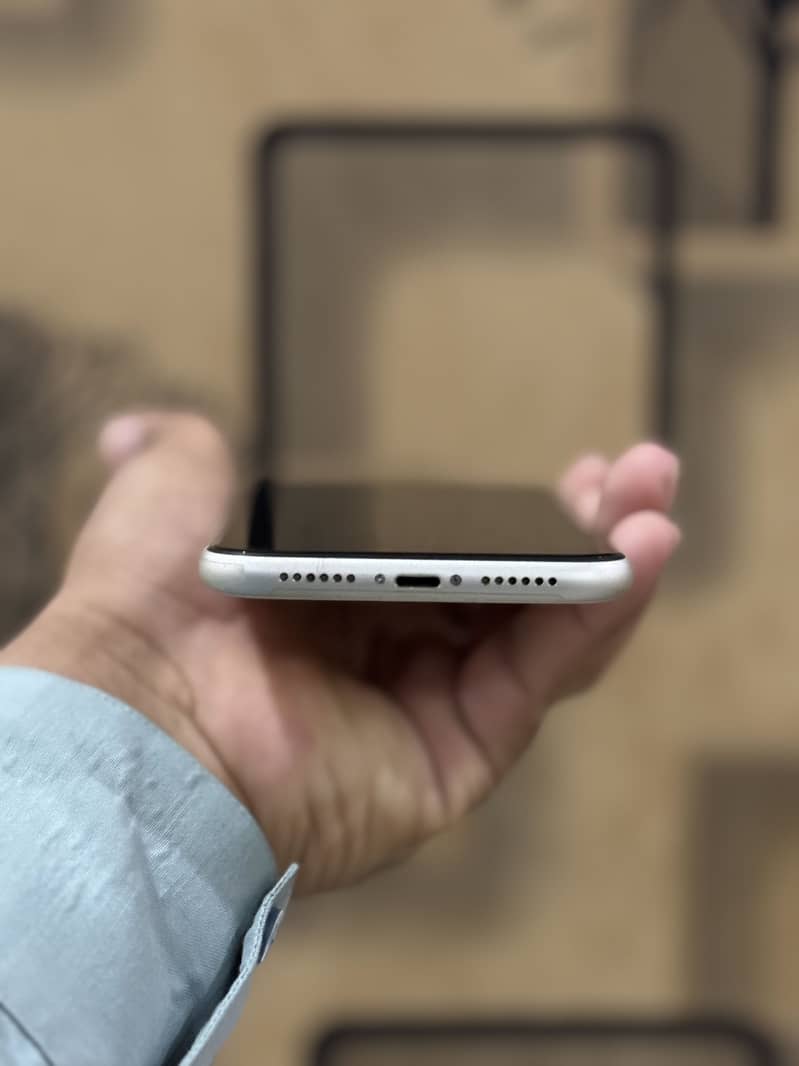Apple iPhone 11 4