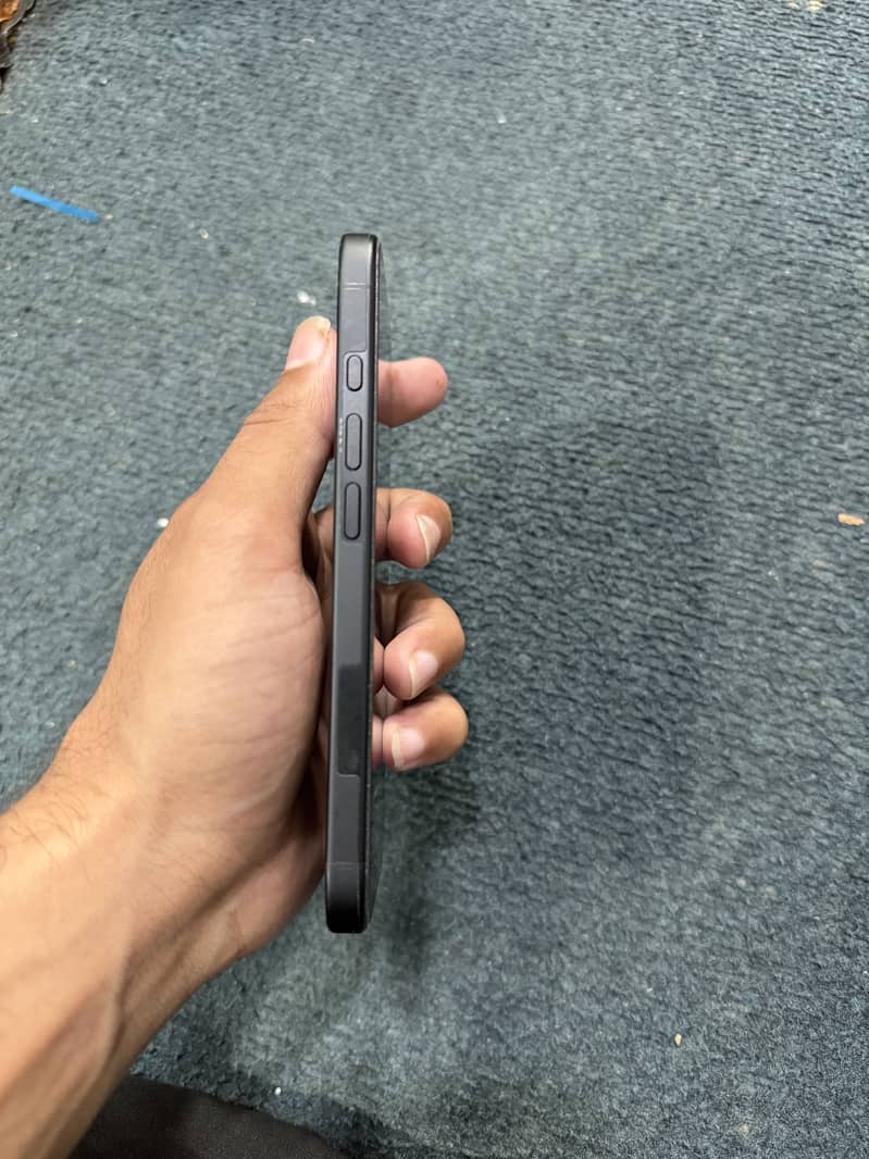 Apple iPhone 16 2