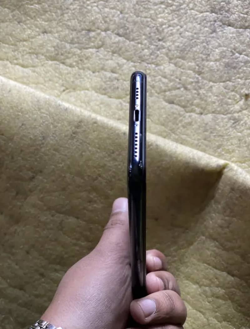 Apple iPhone 11 Pro Max 4