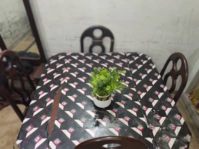 1 dining table with 4 chair