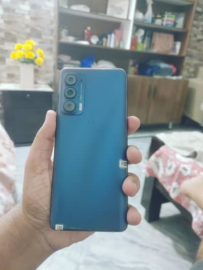Motorola Edge 5G UW 2021 read add first