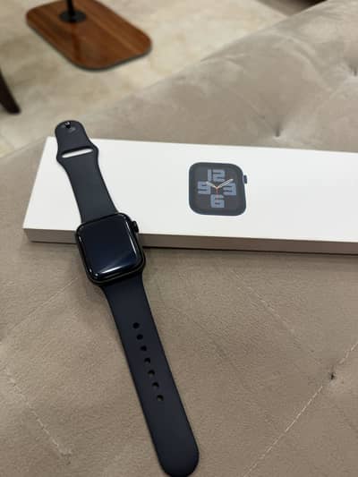 Apple watch SE 2 ( mint condition)