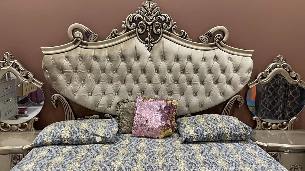 Bed with side tables 0