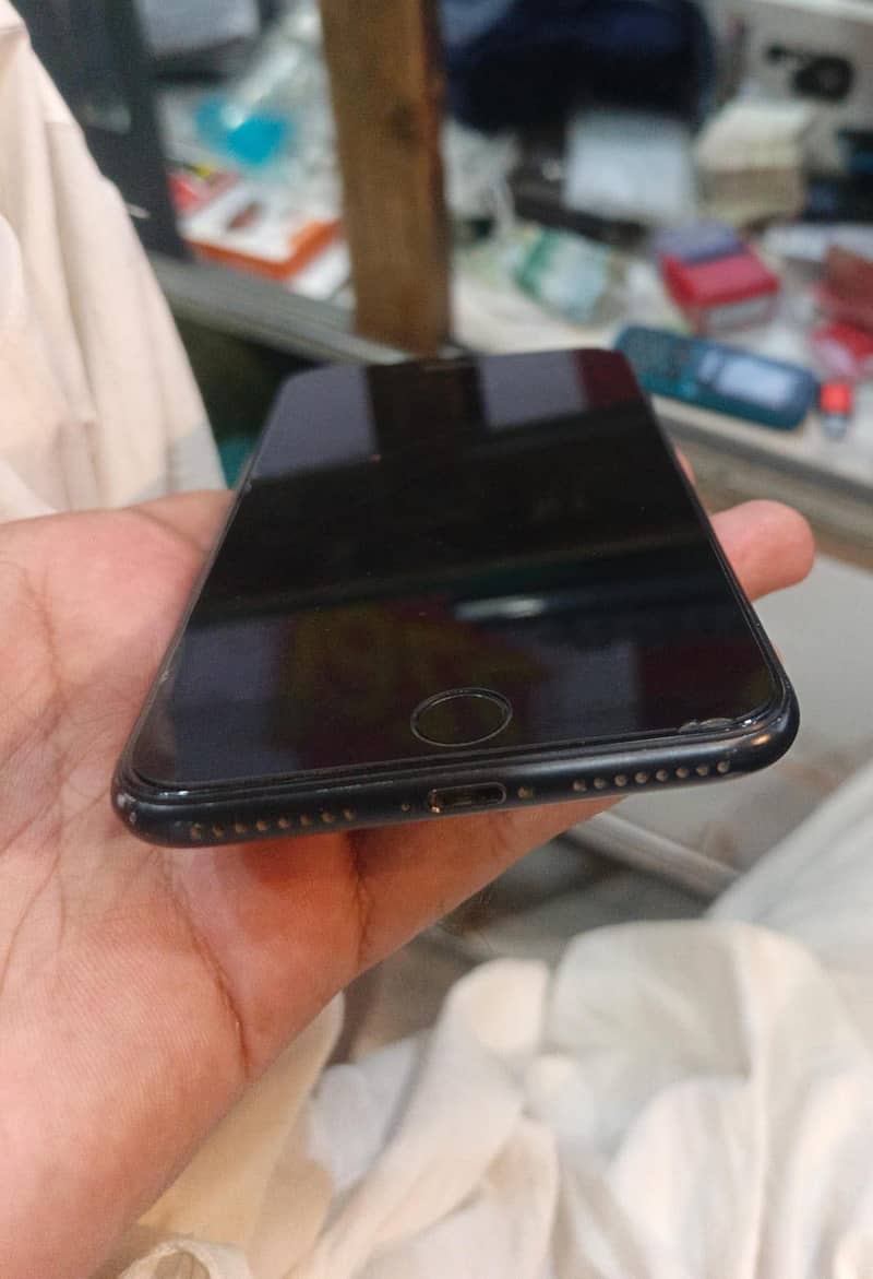 Apple iPhone 7  Plus 3