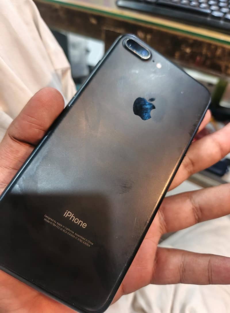 Apple iPhone 7  Plus 4