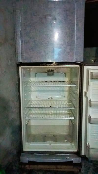 Title: Dawlance Large Size Refrigerator for Sale – Excellent Condition