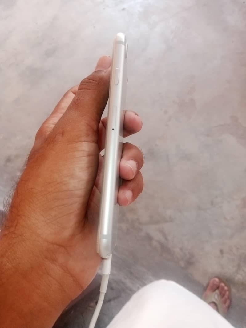 Apple iPhone 7 3