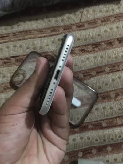 Apple iPhone SE 128gb 99 battery health little crack on back 10/10