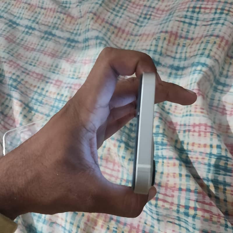 Apple iPhone 13 2