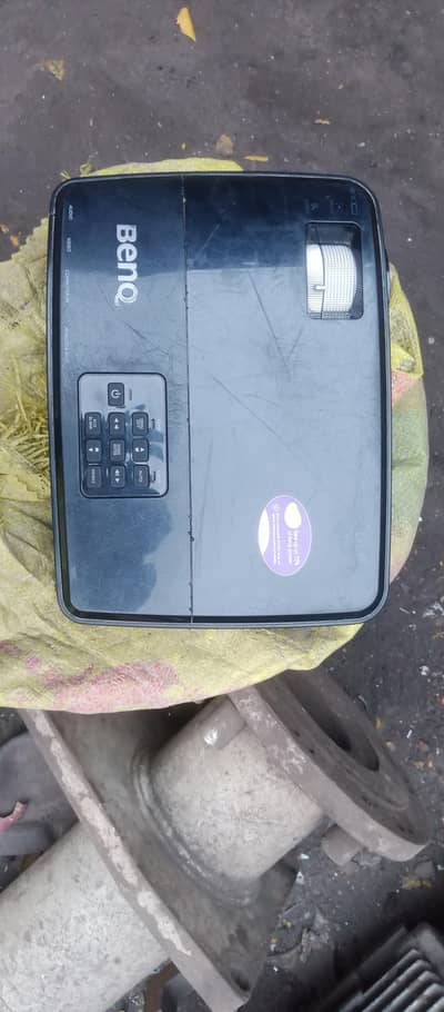 For parts,  BenQ projector, lamp on ,no display