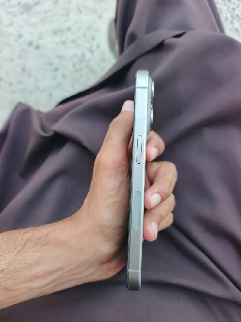Apple iPhone 15 Pro 4