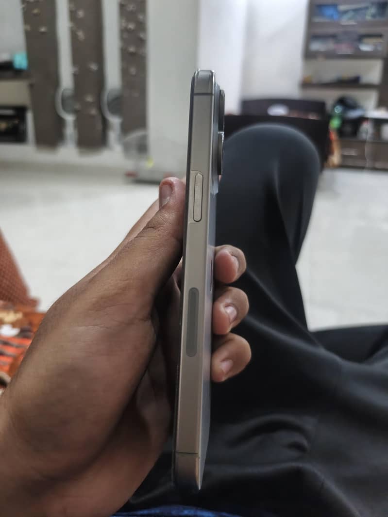 Apple iPhone 15 Pro Max 2