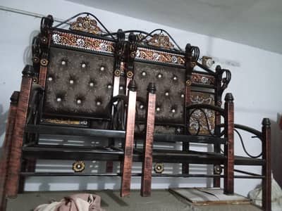 5سیٹر صوفہ بمعہ گدیاں+کافی ٹیبل بمعہ شیشہ