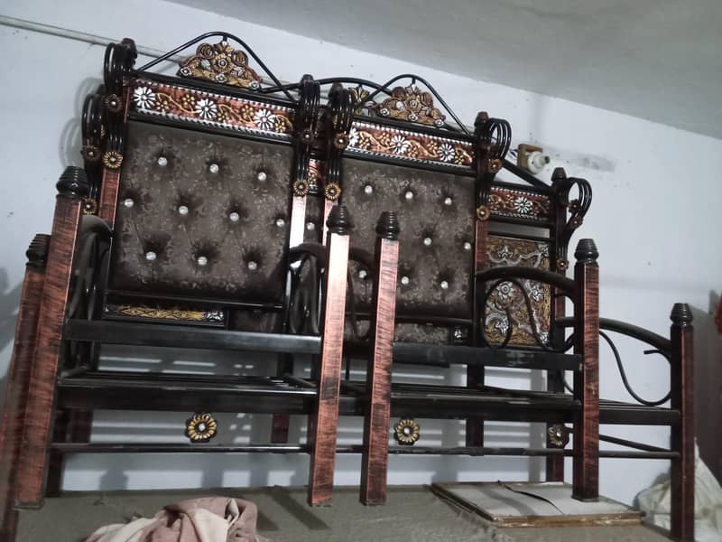 5سیٹر صوفہ بمعہ گدیاں+کافی ٹیبل بمعہ شیشہ 0