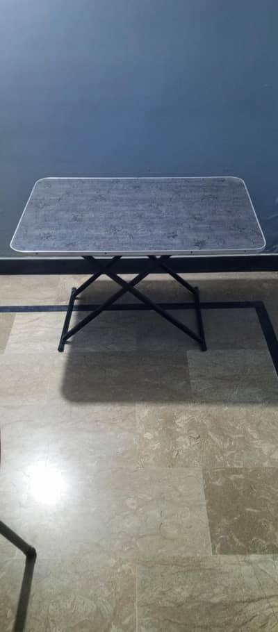 Folding table