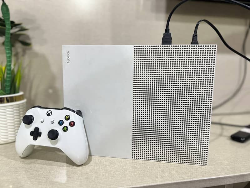 Xbox Console with One Controller 0