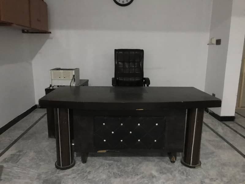 executive table 0