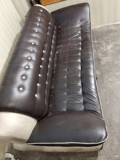 3 seater sofa available for sell.