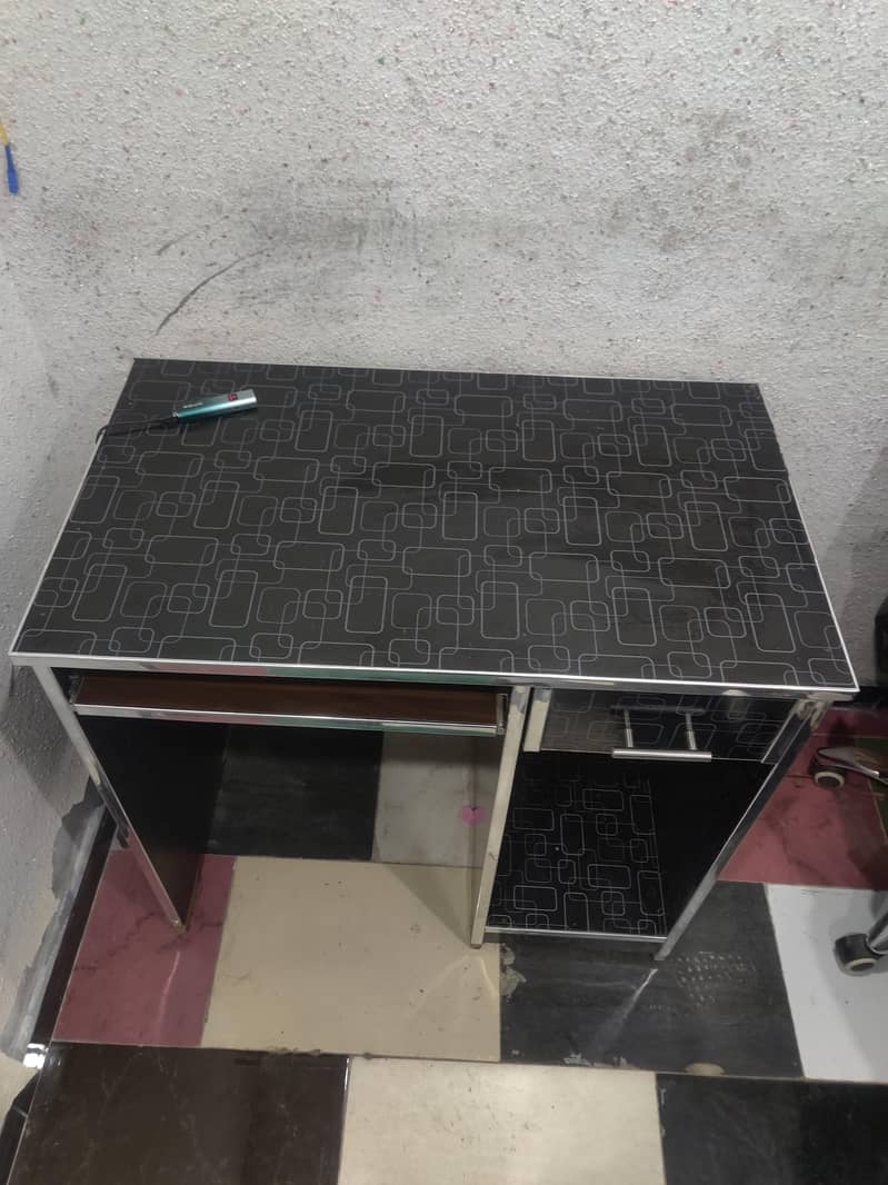 office table new condition 0
