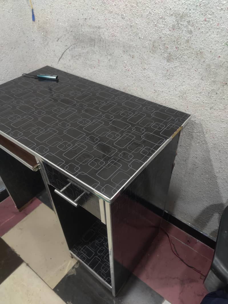 office table new condition 1