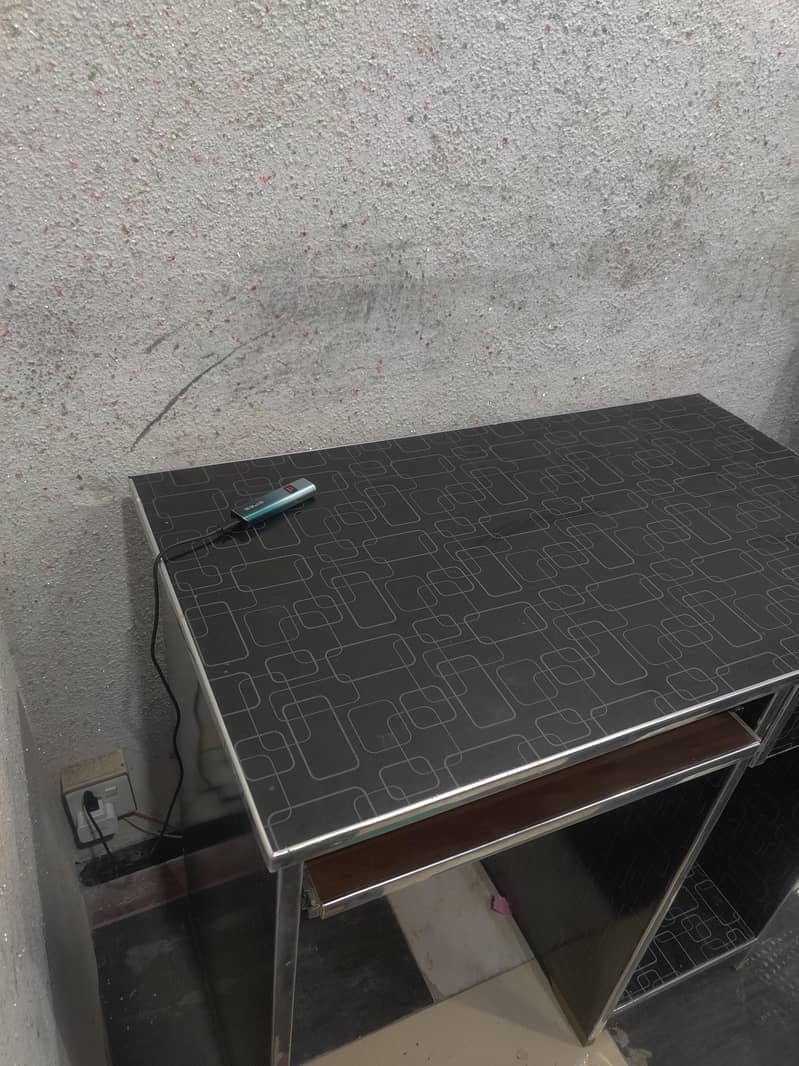 office table new condition 2