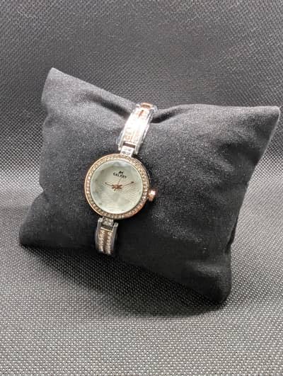 Ladies Jwellery watches or Couple watch available or branded watches