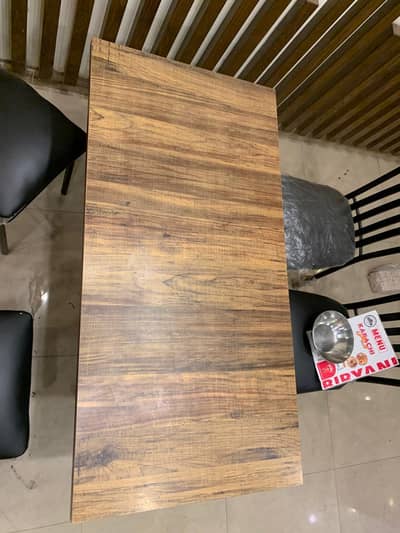 restaurant table hai acha table ha saf suthra table or chairs hain