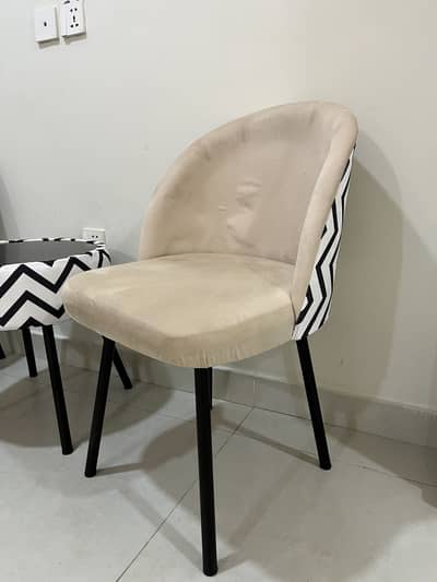 Modern Coffee Chairs With Table in Mint Condition